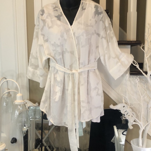 Beautiful White Sheer Kimono - Picture 10 of 11